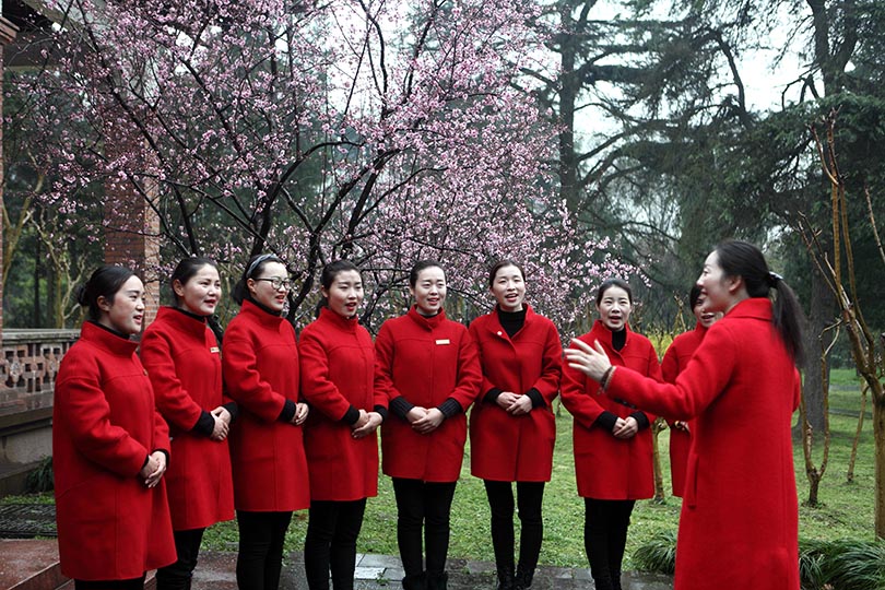 國家二級演員、揚州市文化館社會工作中心主任周倩為船娘們培訓揚州小調(diào)